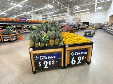 Augusta, Ga USA - 09 01: 22: Walmart mağazasının içi üretim departmanı limonları ananas