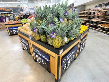 Augusta, Ga USA - 09 01: 22: Walmart mağazasının iç üretim departmanı ananas sergisi