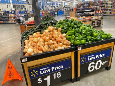 Augusta, Ga USA - 09 01: 22: Walmart mağaza içi üretim departmanı sarı soğan yeşil biber