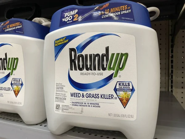 Augusta, Ga USA - 09 01: 22: Walmart 'ın iç kısımları böcek ilacı reyonu büyüklüğünde