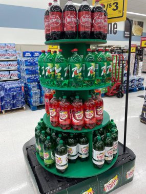 Grovetown, Ga USA - 12: 08 22: Market soda kola Noel ağacı