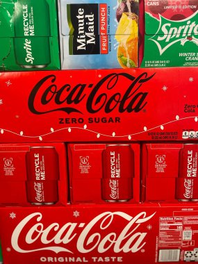 Grovetown, Ga USA - 12 07 22: Market kola 12 paket tatil versiyonu