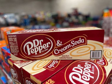 Grovetown, Ga USA - 11 22 22: Market sodası Dr Pepper kremalı soda 12 paket