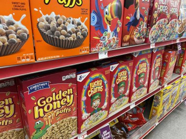 Grovetown, Ga USA - 106 22: Aile Doları perakende satış mağazası tahıl kutuları ve fiyat etiketleri