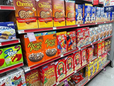 Grovetown, Ga USA - 106 22: Aile Doları perakende satış mağazası koridoru ve fiyat etiketleri