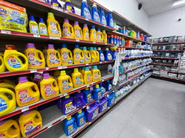 Grovetown, Ga USA - 106 06 22: Aile Doları perakende çamaşır deterjanı