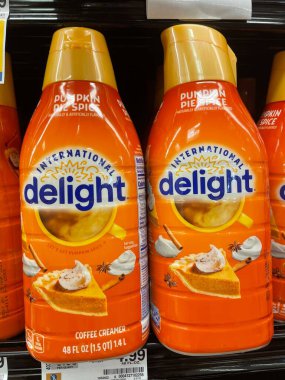 Grovetown, Ga USA - 11 10 22: Market Uluslararası Lezzetli Kahve Kremalı Balkabağı Turtası