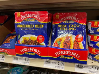 Grovetown, Ga USA - 11 10 22: Bridgeford marketi paketlenmiş etler ve raf fiyatı