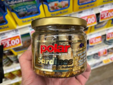 Grovetown, Ga USA - 11 10 22: Cam bir kavanozda Polar sardalya tutan bakkal