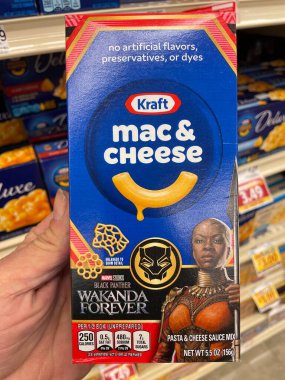 Grovetown, Ga USA - 11 10 22: Market el ele tutuşması Kraft Mac ve peynir kutusu yeni etiket 2023