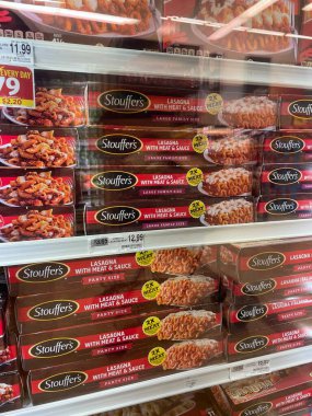 Grovetown, Ga USA - 11 10 22: Bir çantada donmuş ziyafet yemekleri