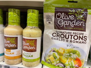 Grovetown, Ga USA - 11 10 22: Market Olive Garden salata sosu ve kızarmış ekmek