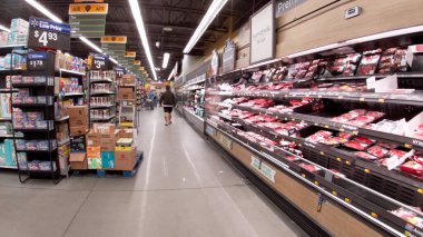 Martinez, Ga USA - 1223: Tatil 2021 Walmart Marketi İçişleri ve Et Bölümü