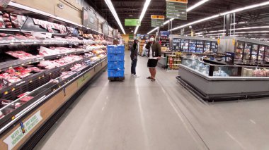 Martinez, Ga USA - 12.23: Walmart 'ın iç bakkal marketi Tatilleri 2021 işçi çevrimiçi sipariş alışverişi