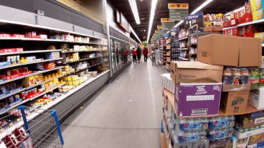 Martinez, Ga USA - 12: 23: Walmart Market iç bakkal Tatilleri 2021 palet stoklar ve insanlar alışveriş
