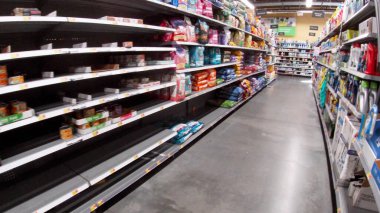 Martinez, Ga USA - 12.23: Walmart market içi boş kedi maması bölümü Tatil 2021