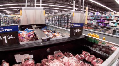 Martinez, Ga USA - 12: 23: Walmart 'ın iç hamamları 2021 Tatilleri sergileniyor