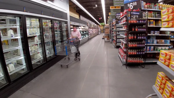 Martinez Usa Sklep Spożywczy Walmart Wnętrza Ludzie Zakupy Według Mleka — Zdjęcie stockowe