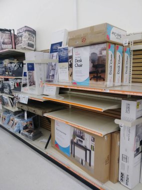 Stone Mountain, Ga USA - 003 18: Big Lots 2017 perakende indirimli mağaza iç masası ve sandalye ekranı
