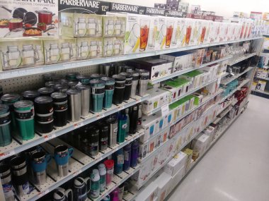 Stone Mountain, Ga USA - Şubat 2018: Big Lots 2018 Perakende indirimli mağaza iç spor içecekleri bardakları