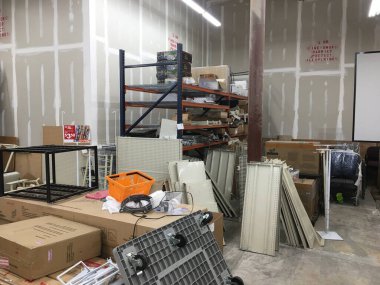 Stone Mountain, Ga USA - 02 01 2020: Big Lots 2020 perakende indirimli mağaza iç depo dağınık bölge