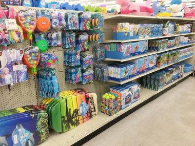 Stone Mountain, Ga USA - 02 01 2020: Big Lots 2020 perakende indirimli mağaza iç dekorasyon çocukları yaz havuzu oyuncakları