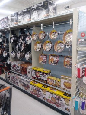 Stone Mountain, Ga USA - 06 01 2018: Big Lots 2018 perakende indirimli iç bakır tavalar