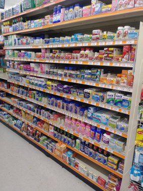 Stone Mountain, Ga USA - 05 01 2018: Big Lots 2018 perakende indirim mağazası iç ilaç bölümü ve fiyatlar