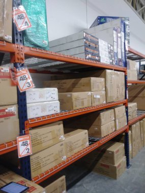 Stone Mountain, Ga USA - 05 01 2018: Büyük Araziler 2018 indirimli mağaza içi indirimli raflar