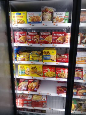 Stone Mountain, Ga USA - 05 01 2018: Big Lots 2018 perakende indirim mağazası iç mekan donmuş yemek bölümü