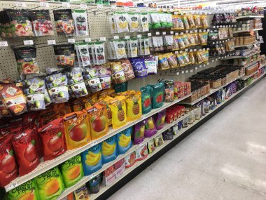 Stone Mountain, Ga USA - 04: 20 Big Lots perakende indirim mağazası iç mekan 2020 abur cubur bölümü