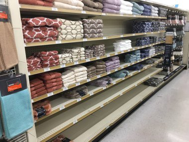 Stone Mountain, Ga USA - 04: 20 Büyük Lot perakende indirim mağazası iç kaplama 2020 düşük havlu bölümü