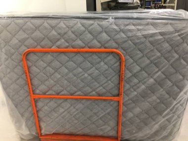 Stone Mountain, Ga USA - 04: 20 Big Lots perakende indirim mağazası iç kaplama 2020 döşek bir el arabasında