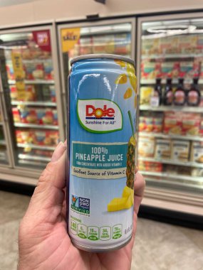 Grovetown, Ga USA - 11 02 22: Market Dole konserve ananas suyu