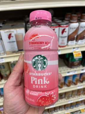 Grovetown, Ga USA - 04: 30 23: Market Starbucks pembe içecek