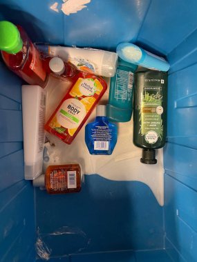 Grovetown, Ga USA - 03 14 23: Market hasarlı ürünleri mavi taşır