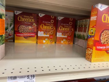 Grovetown, Ga USA - 03 14 23: Market Bal fıstığı Cheerios gevreği rafta