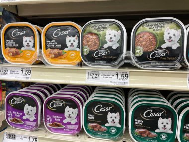 Grovetown, Ga USA - 03 14 23: Market Cesar köpek maması ve fiyatları