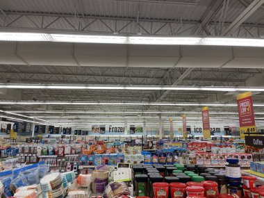 Grovetown, Ga USA - 03 14 23: Market raflara bakıyor