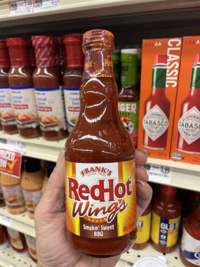 Grovetown, Ga USA - 03 14 23: Market Texas Pete sıcak kanat sosu