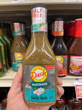 Grovetown, Ga USA - 03: 14 23: Market Dash marine edilmiş sarımsak sosu