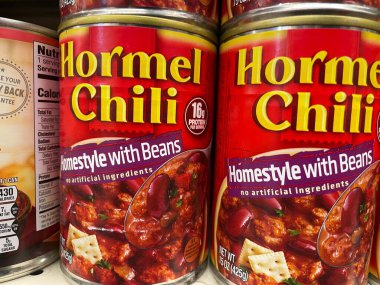 Grovetown, Ga USA - 03 14 23: Market Hormel Chili ev yapımı fasulye