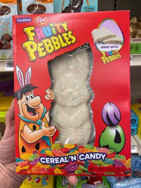 Grovetown, Ga USA - 03 14 23: Market Fruity Pebbles: Beyaz çikolatalı paskalya şekeri