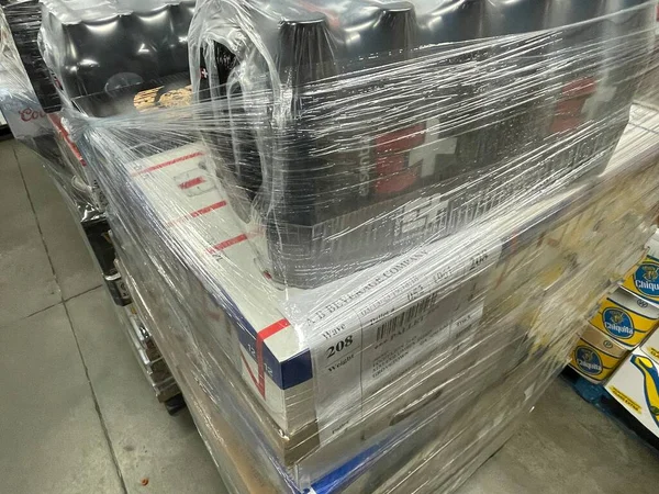Usa Grovetown Store Plastic Wrapped Pallet Drinks — 图库照片