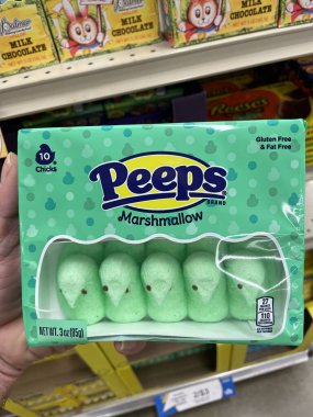 Grovetown, Ga USA - 04 04 04 23: Food Lion market Green Peeps Paskalya Şekeri