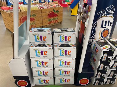 Hephzibah, Ga USA - 04 04 04 04 23: IGA Market Miller Lite bira renkli 12 paket golf temalı