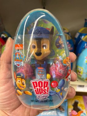 Grovetown, Ga USA - 04 04 04 23: Yiyecek Aslanı Marketi: Paskalya şekerleme, plastik yumurta pençesi devriyesi