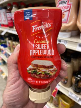 Grovetown, Ga USA - 04 04 04 23: Food Lion Market Frenchs tatlı elma ağacı hardalı
