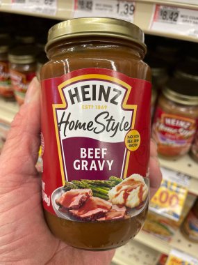 Grovetown, Ga USA - 04 04 04 23: Yiyecek Aslanı marketi Heinz et sosu kavanozda