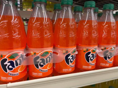 Grovetown, Ga USA - 04 04 04 23: Food Lion market Fanta portakallı soda 6 paket